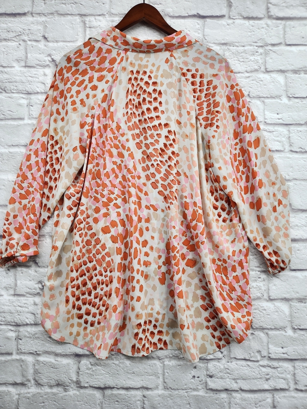 Cabi Style 6081 Animal Print Button Front Blouse Size Large Peach Coral Neutral - Picture 4 of 12